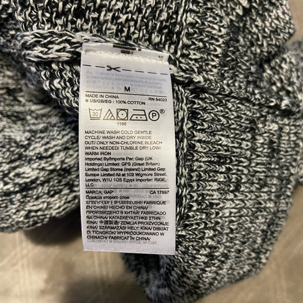 Cable knit Sweater wearing a regular GAP size M hits at the hip. - Picture 4 of 6